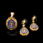Yellow gold and micromosaic demi parure, Rome 19th century 18 kt gold pendant and earrings depicting Egyptian figures