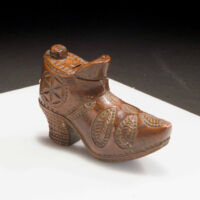 LOT 5: Scatola in legno in forma di scarpa, Germania XVIII secolo